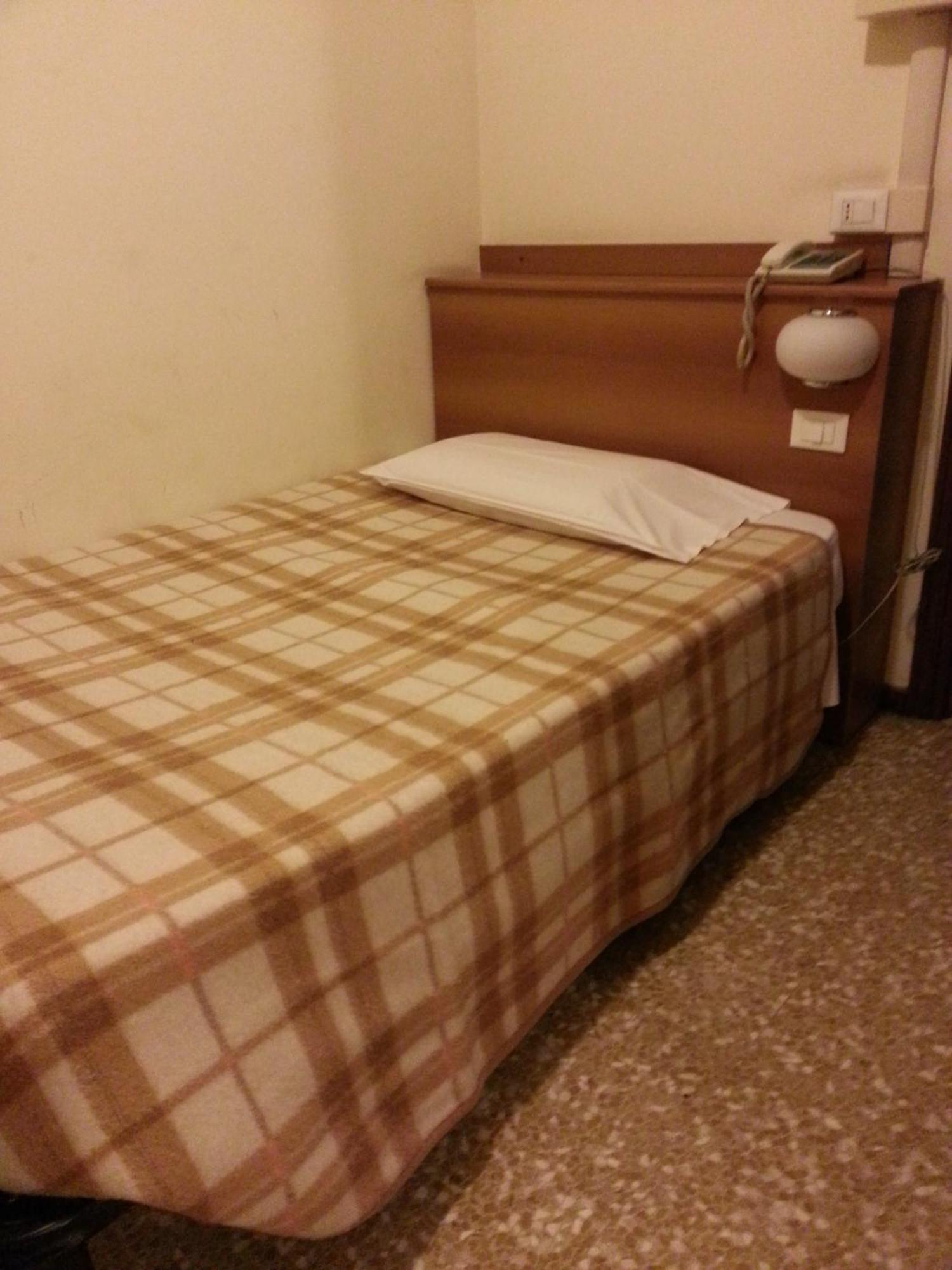Hotel Lombardia Seveso Exteriör bild