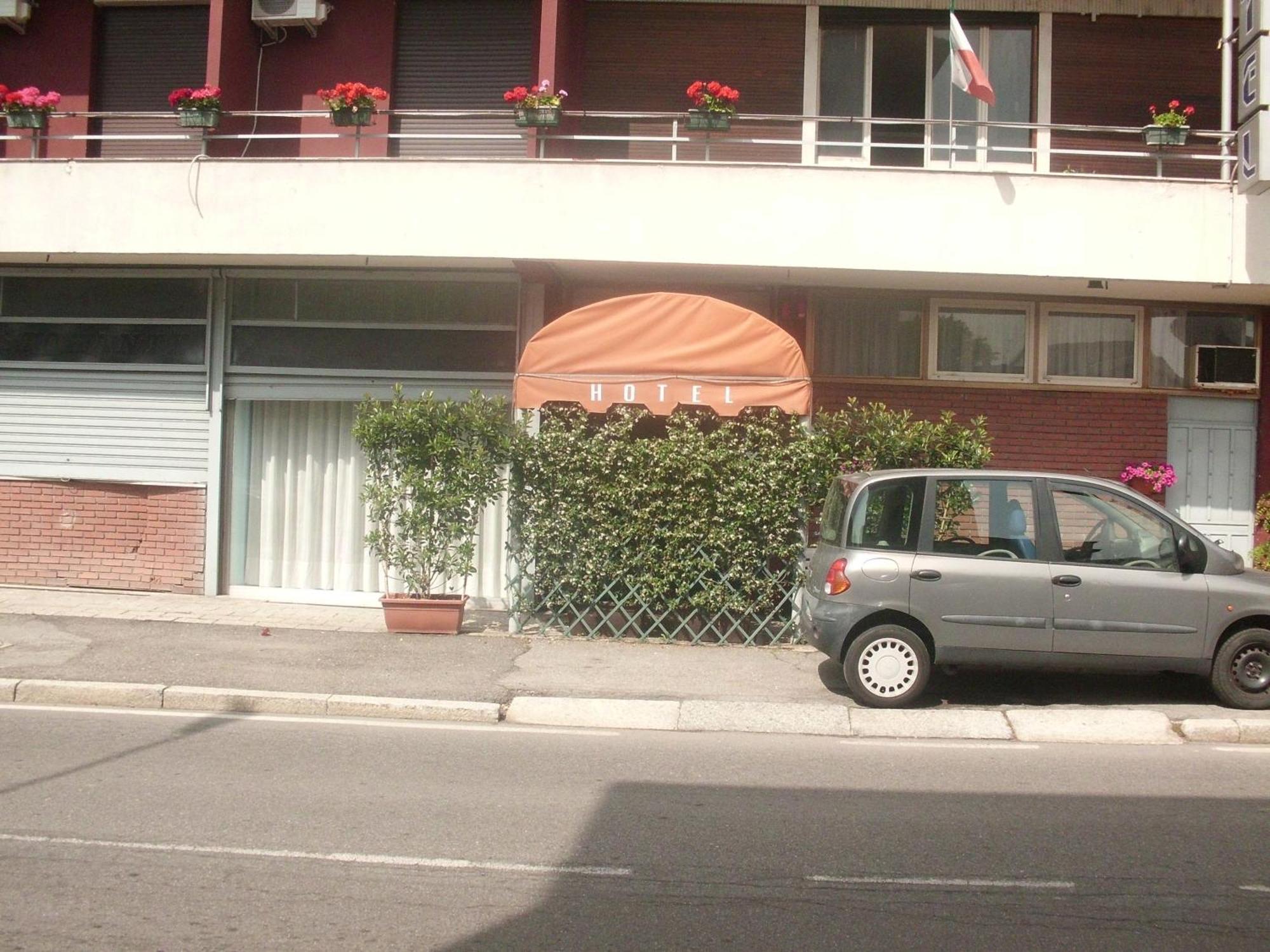 Hotel Lombardia Seveso Exteriör bild